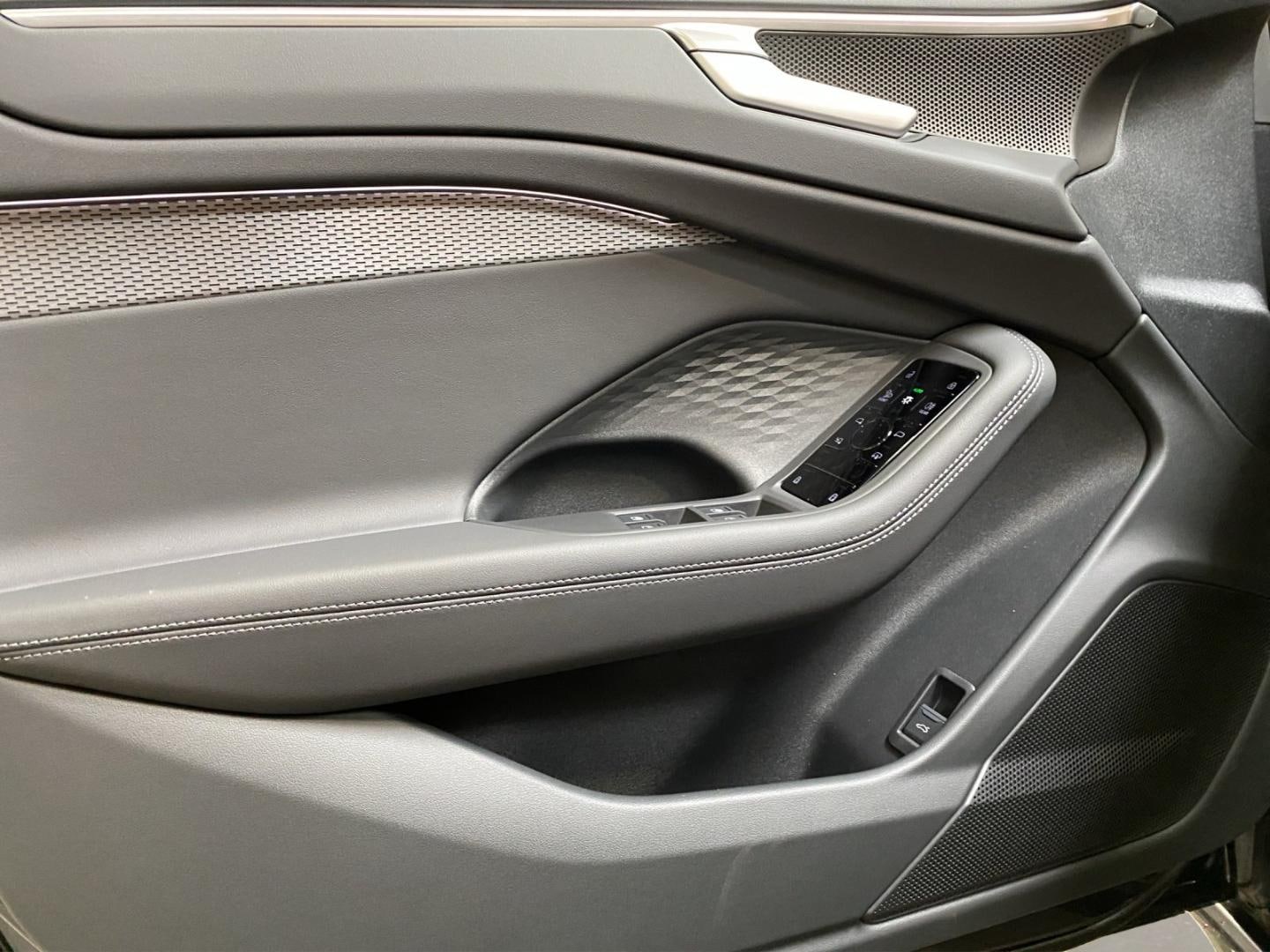 Bild über Audi A6 Avant TDI 150 kW S tronic - für weitere Informationen kontaktieren Sie den Audi Partner