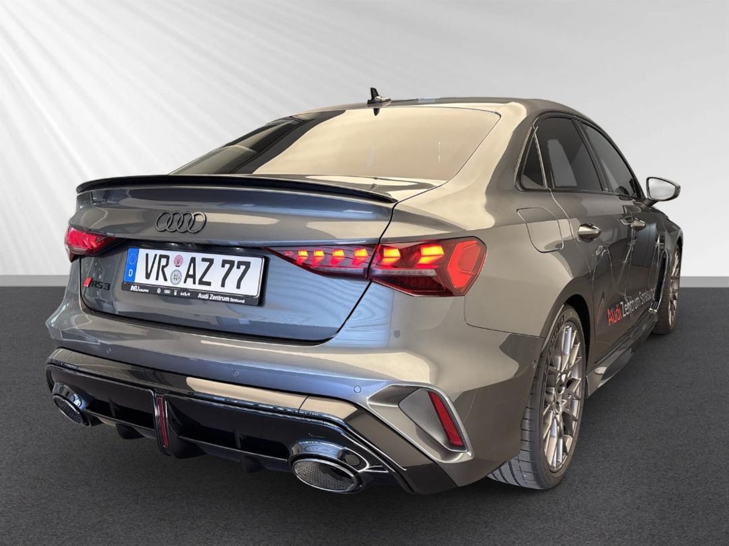 Bild über Audi RS 3 Limousine TFSI quattro 294 kW S tronic - für weitere Informationen kontaktieren Sie den Audi Partner