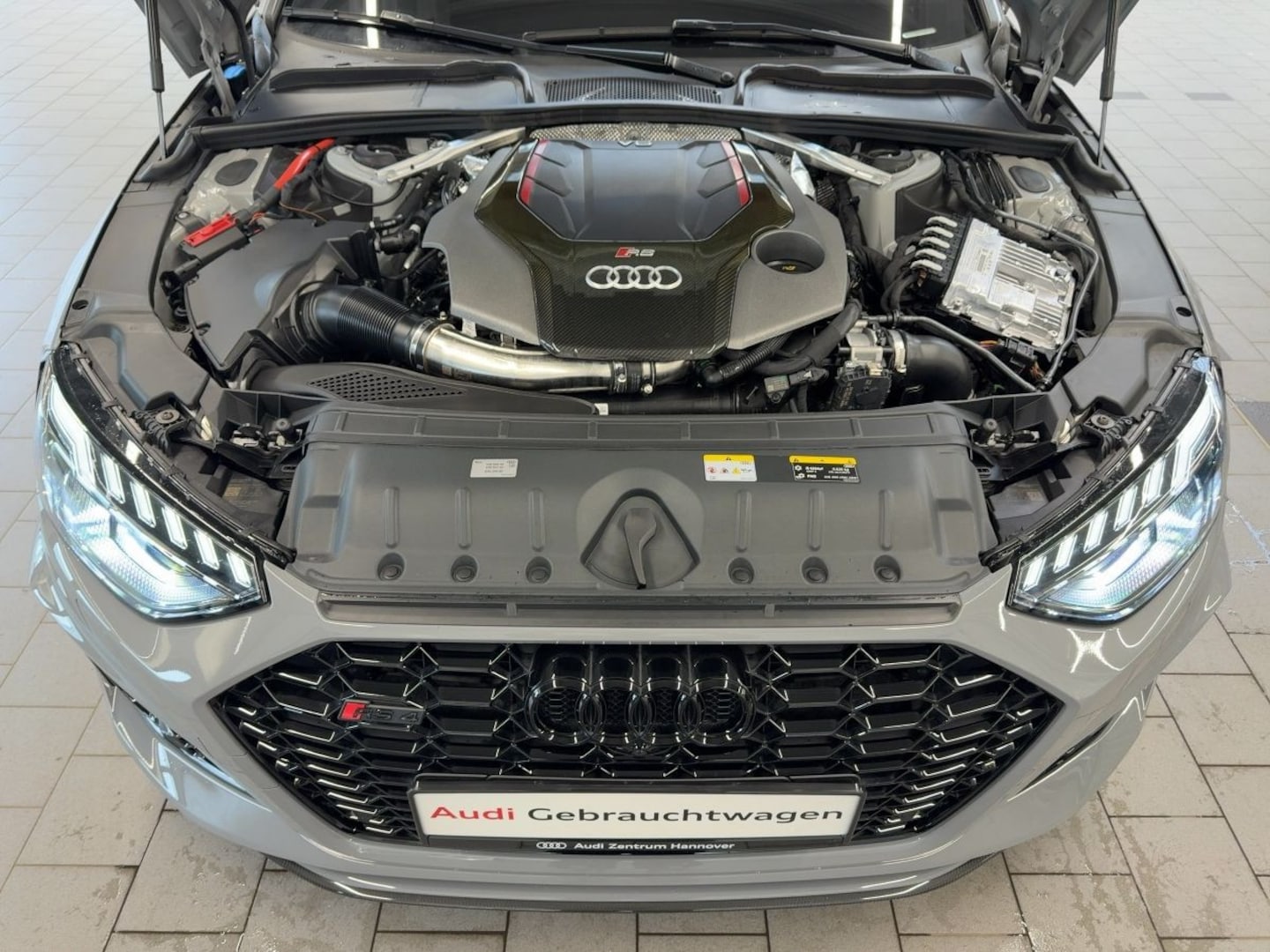 Bild über Audi RS 4 Avant TFSI quattro tiptronic - für weitere Informationen kontaktieren Sie den Audi Partner