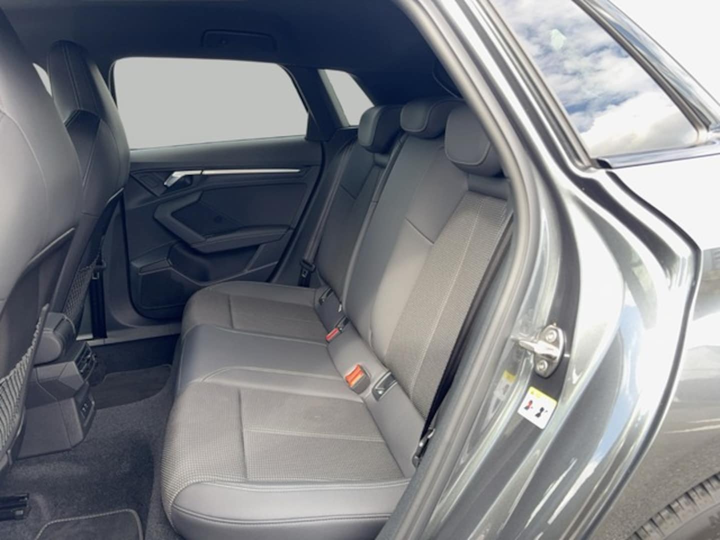 Bild über Audi A3 Sportback S line 30 TFSI S tronic - für weitere Informationen kontaktieren Sie den Audi Partner