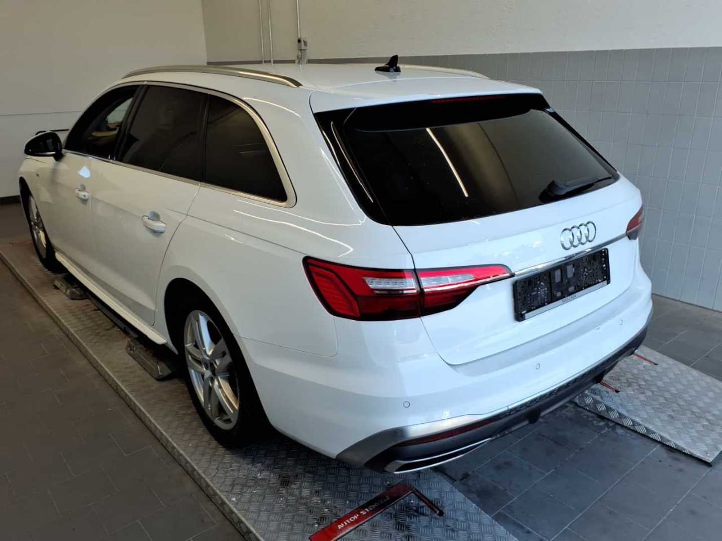 Bild über Audi A4 Avant S line 40 TFSI S tronic - für weitere Informationen kontaktieren Sie den Audi Partner