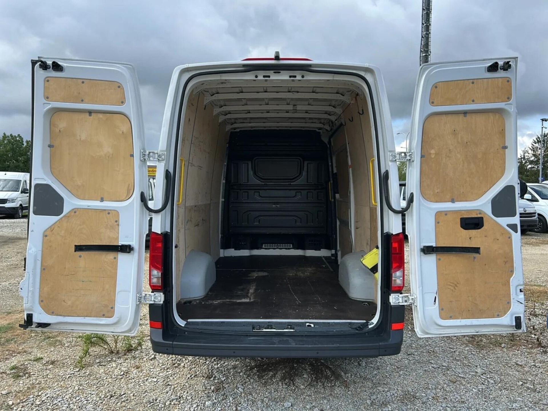 Volkswagen Crafter Furgon średni rozstaw osi