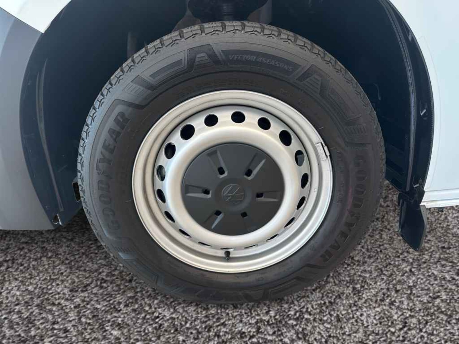 Volkswagen Transporter Kasten langer Radstand – Bild 4