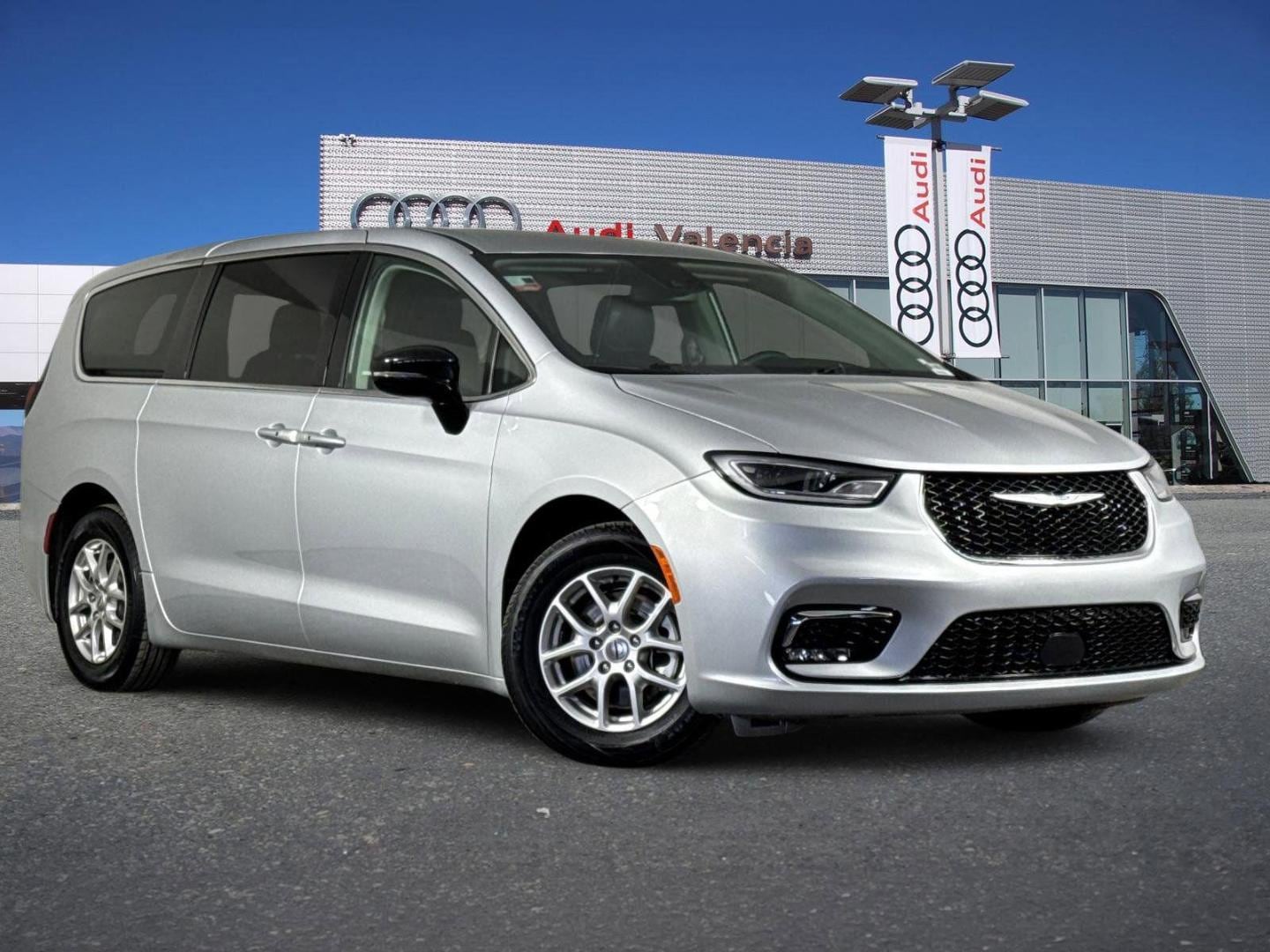 2024 Chrysler Pacifica Touring L's photo