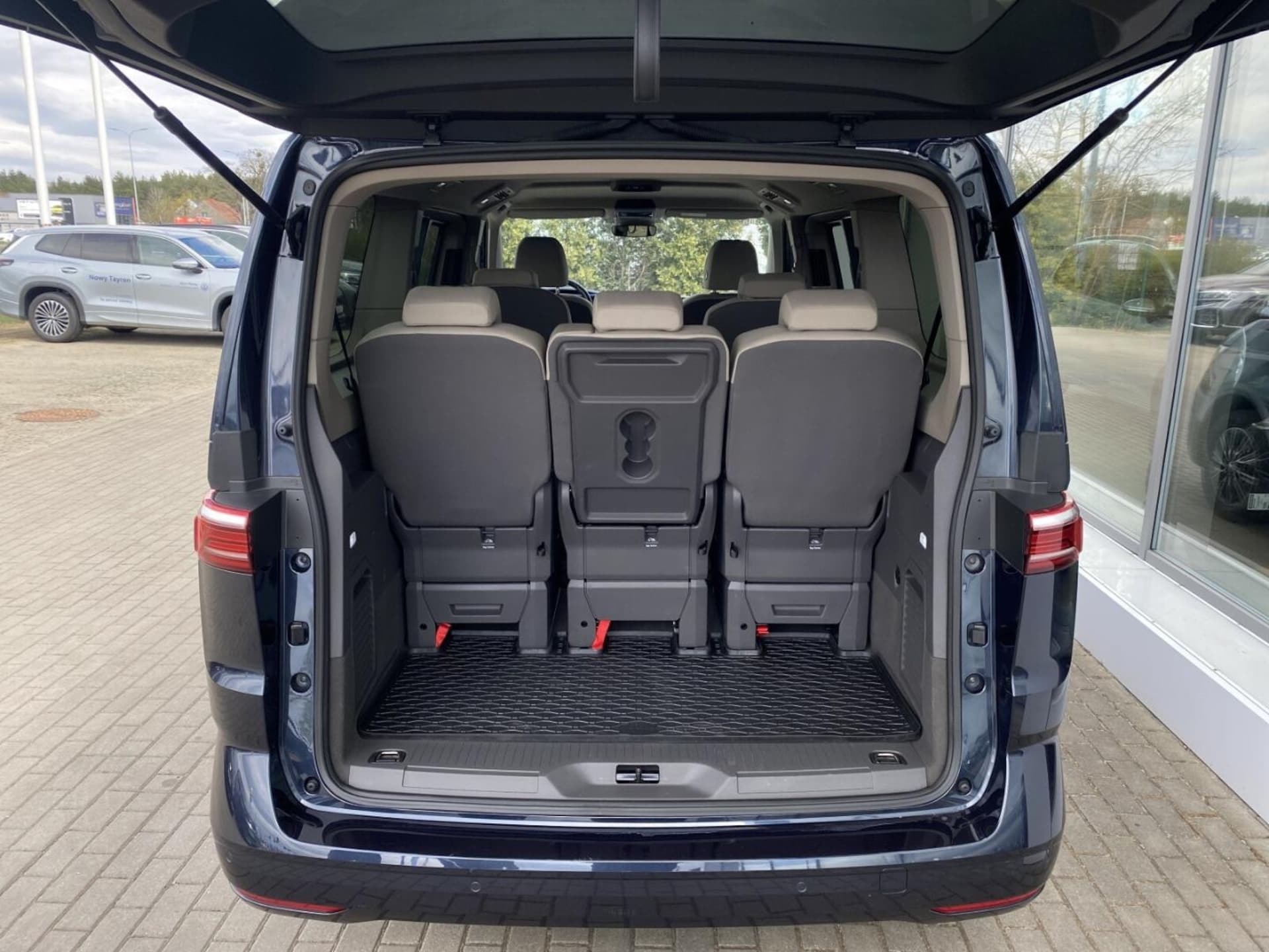 Volkswagen Multivan długi rozstaw osi Model bazowy