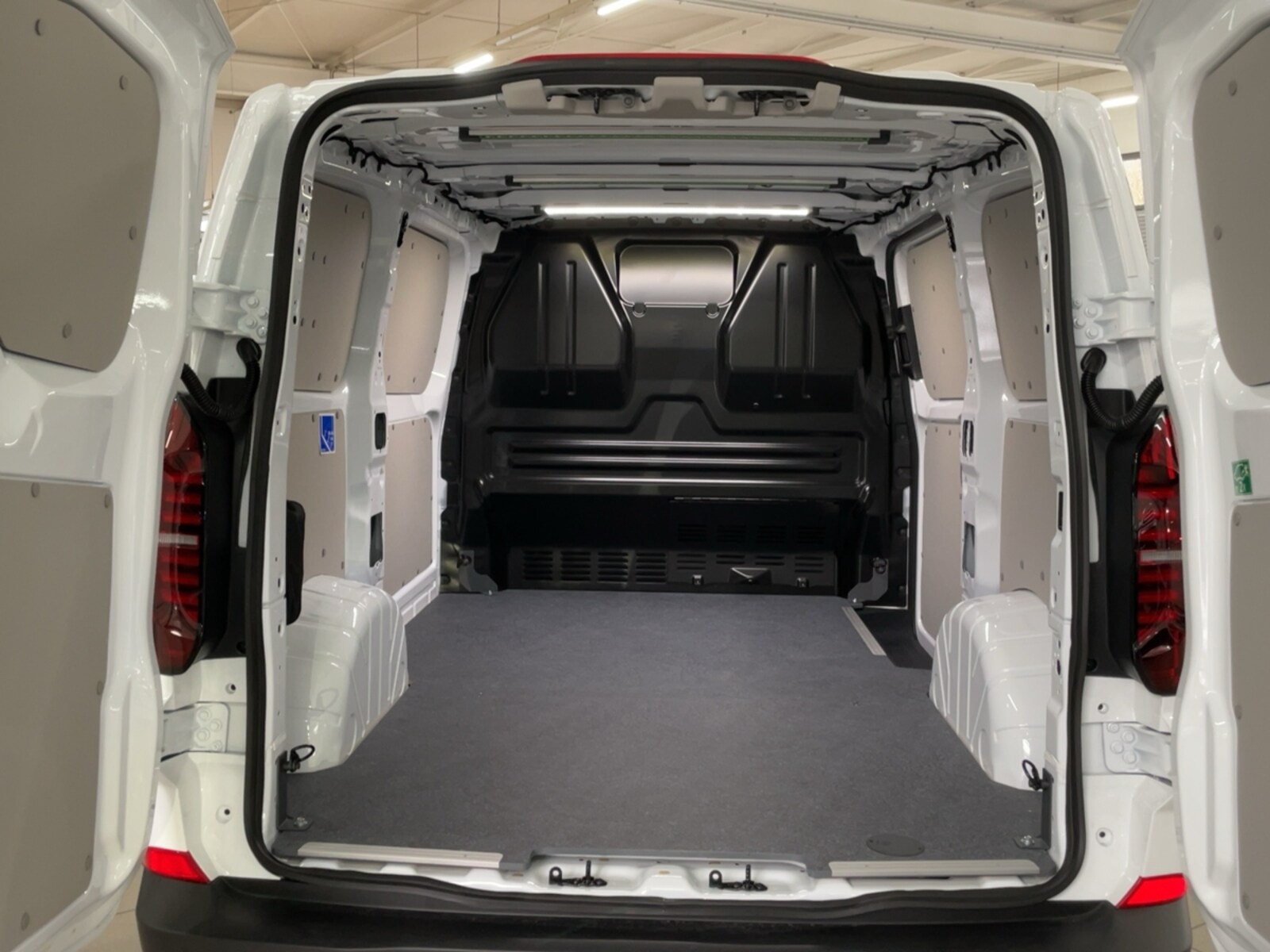 Volkswagen Transporter Kasten kurzer Radstand – Bild 6