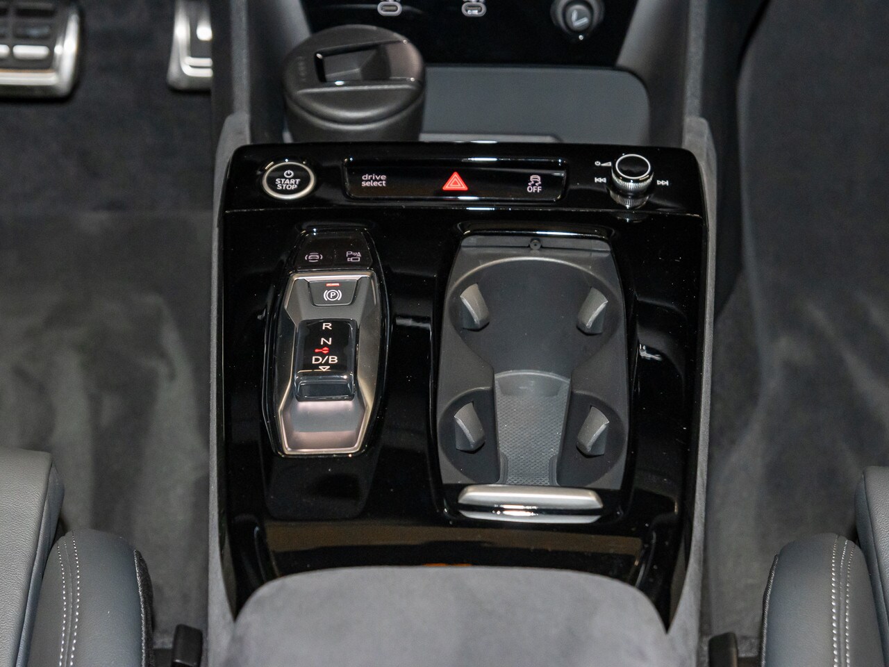 Image about Audi Q6 SUV e-tron e-tron quattro