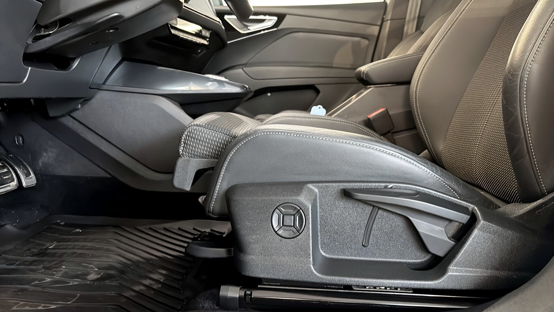 Bild som visar&nbsp;Audi Q4 e-tron&nbsp;Q4 50 e-tron quattro Proline 220,00 kW - för mer information kontakta din Audi Partner