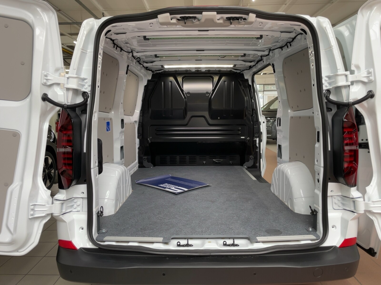 Volkswagen Transporter Kasten kurzer Radstand – Bild 6