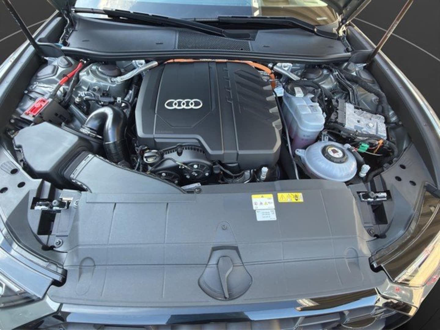Bild über Audi A6 Avant TFSI e S line 55 TFSI e quattro S tronic - für weitere Informationen kontaktieren Sie den Audi Partner