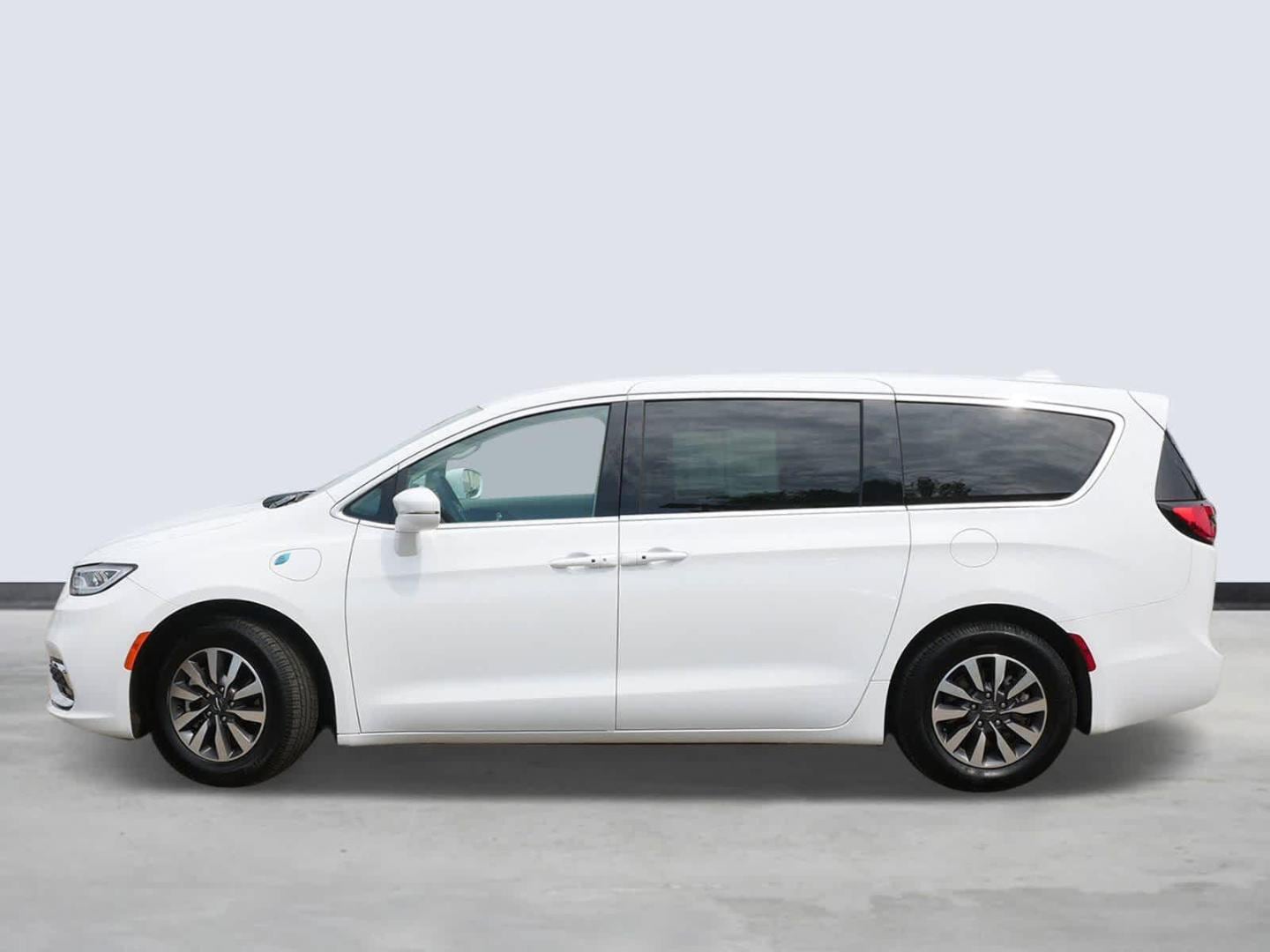 Used 2022 Chrysler Pacifica Hybrid Touring L with VIN 2C4RC1L74NR151322 for sale in Maplewood, Minnesota