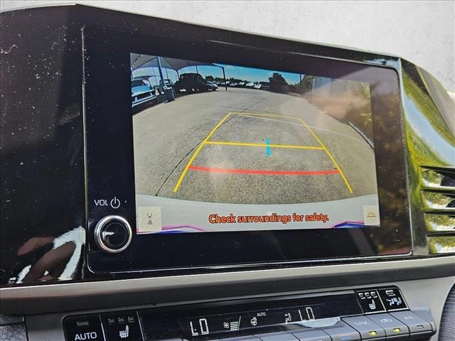 2025 Toyota Camry SE - Photo 13