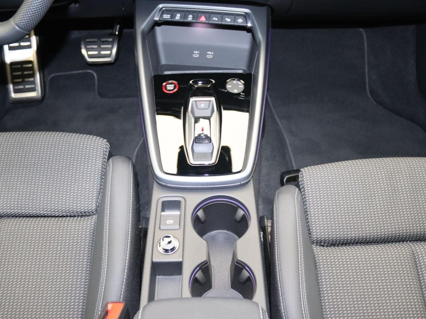Bild über Audi S3 Limousine TFSI quattro S tronic - für weitere Informationen kontaktieren Sie den Audi Partner