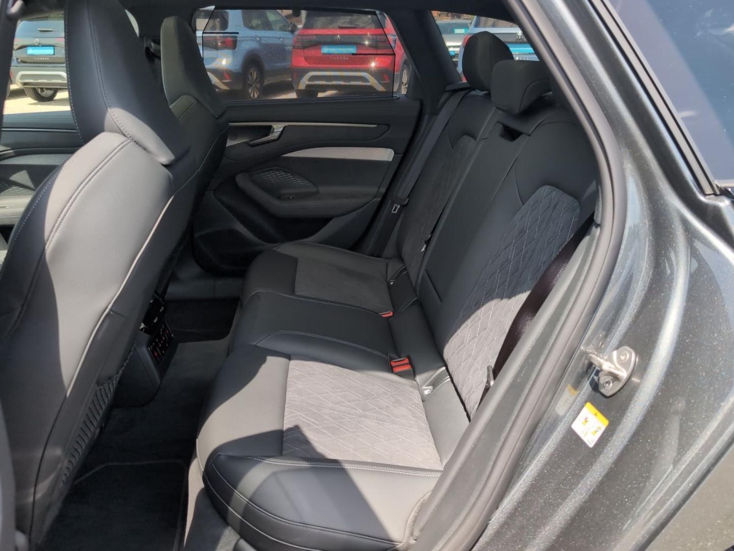 Bild über Audi A6 Avant TDI quattro 220 kW S tronic - für weitere Informationen kontaktieren Sie den Audi Partner