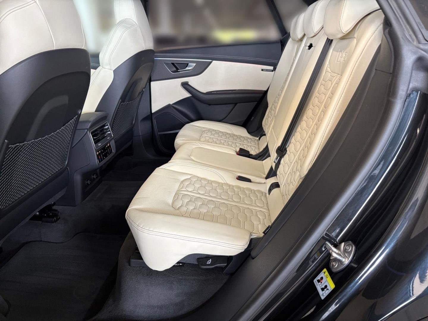 Bild über Audi RS Q8 SUV TFSI quattro 471 kW tiptronic - für weitere Informationen kontaktieren Sie den Audi Partner