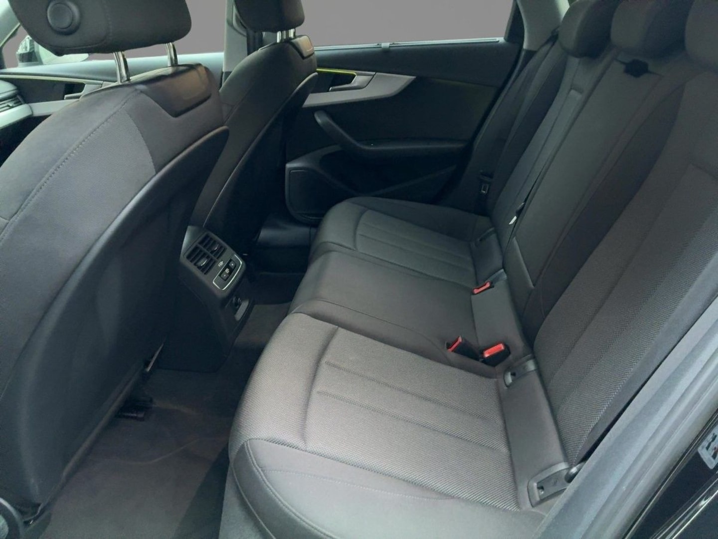 Bild über Audi A4 Avant S line 40 TFSI S tronic - für weitere Informationen kontaktieren Sie den Audi Partner