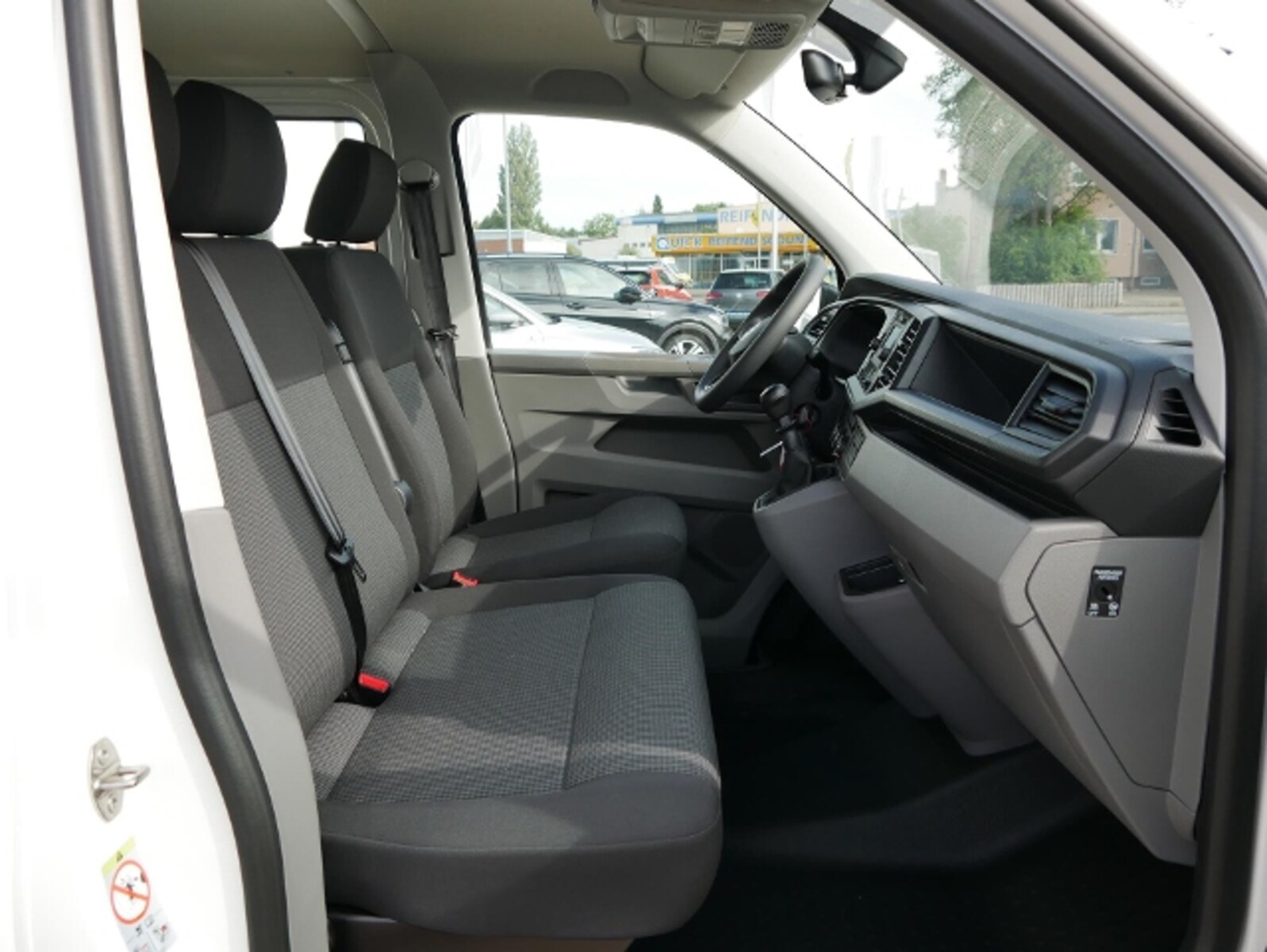 Volkswagen T6.1 Transporter Kombi kurzer Radstand – Bild 4