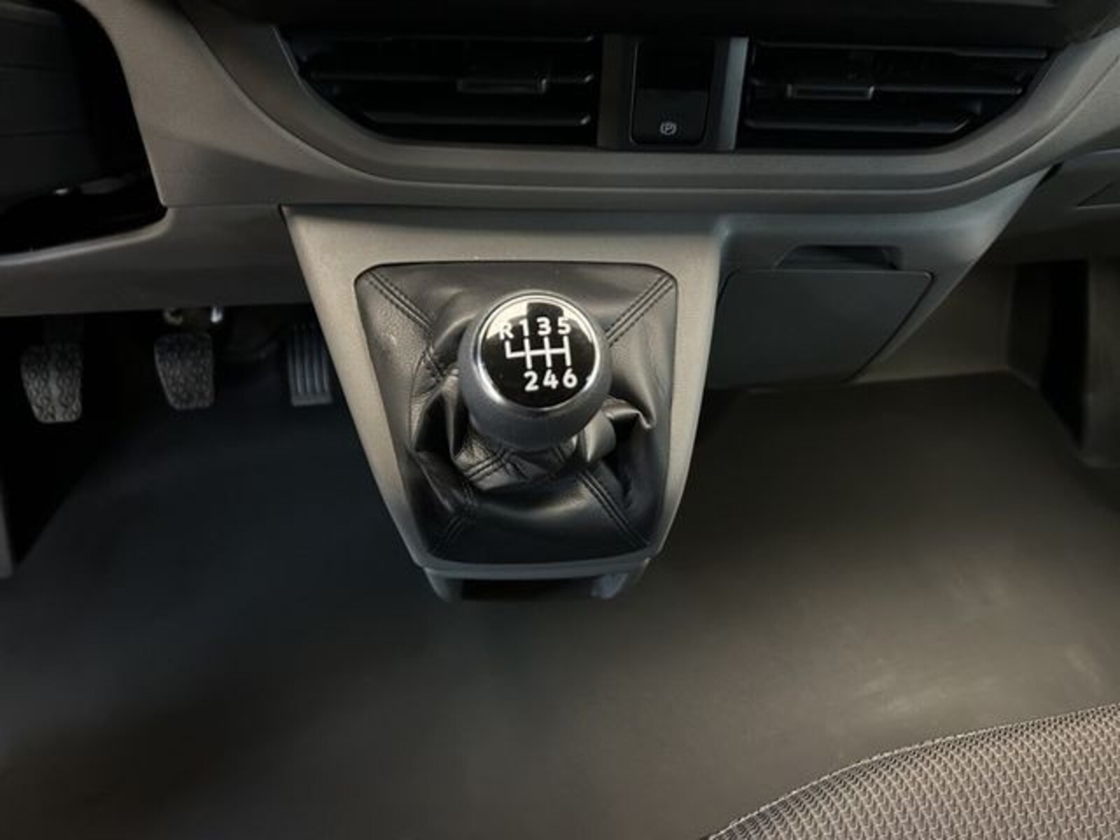 Volkswagen Transporter Kasten kurzer Radstand – Bild 12
