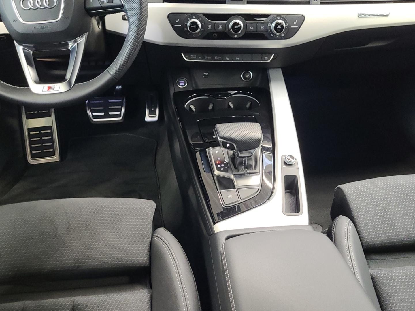 Bild über Audi A4 Avant S line 40 TFSI quattro S tronic - für weitere Informationen kontaktieren Sie den Audi Partner