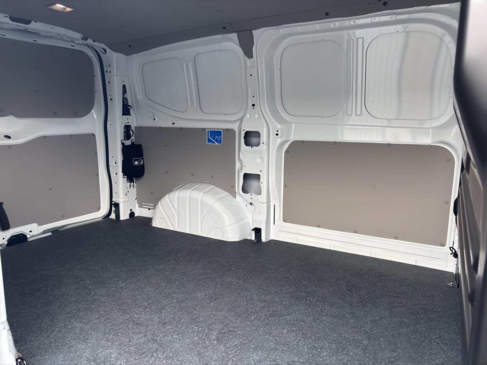 Volkswagen Transporter Kasten kurzer Radstand – Bild 11