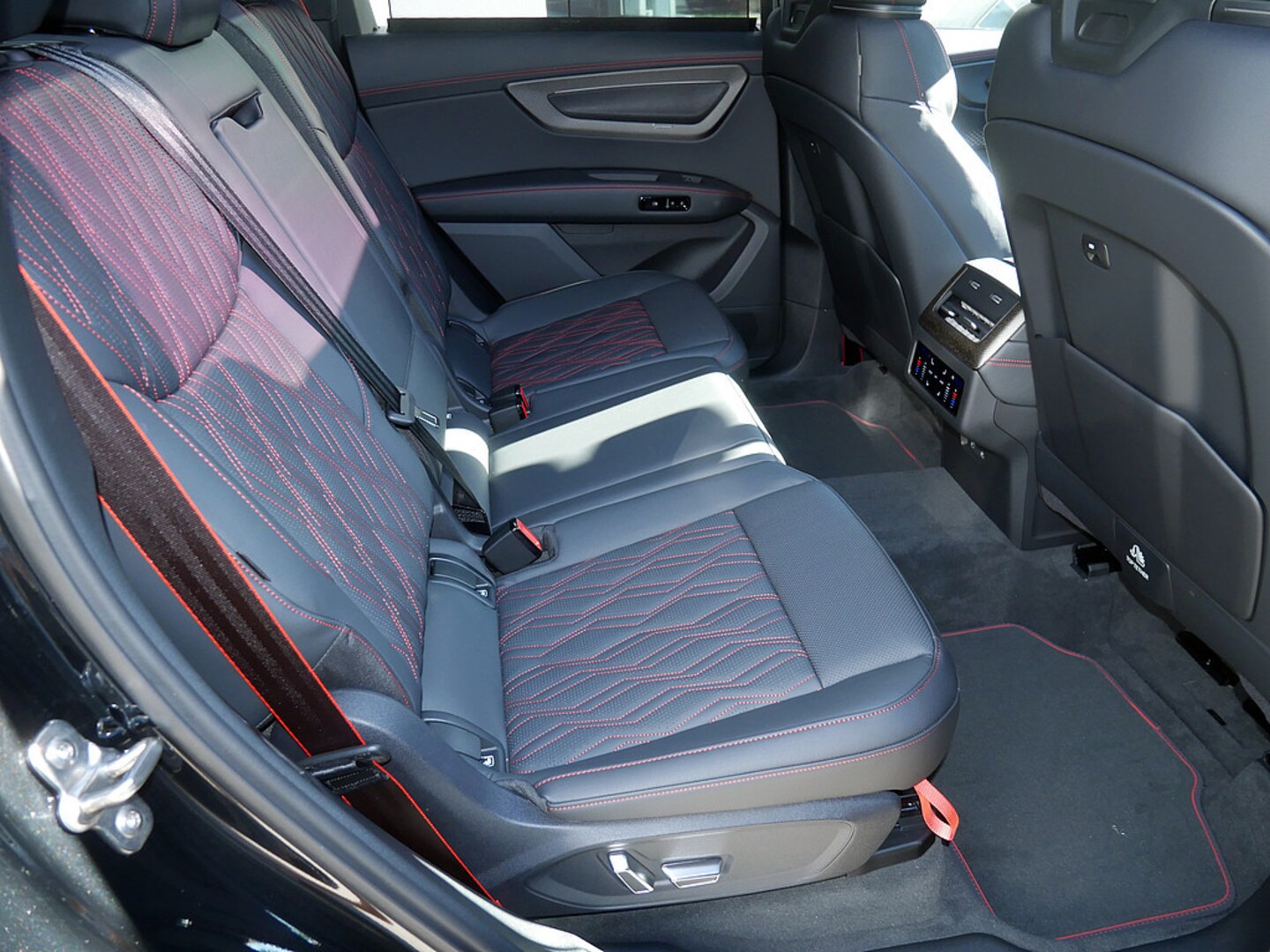 Bild über Audi Q7 SUV TDI quattro 220 kW tiptronic - für weitere Informationen kontaktieren Sie den Audi Partner