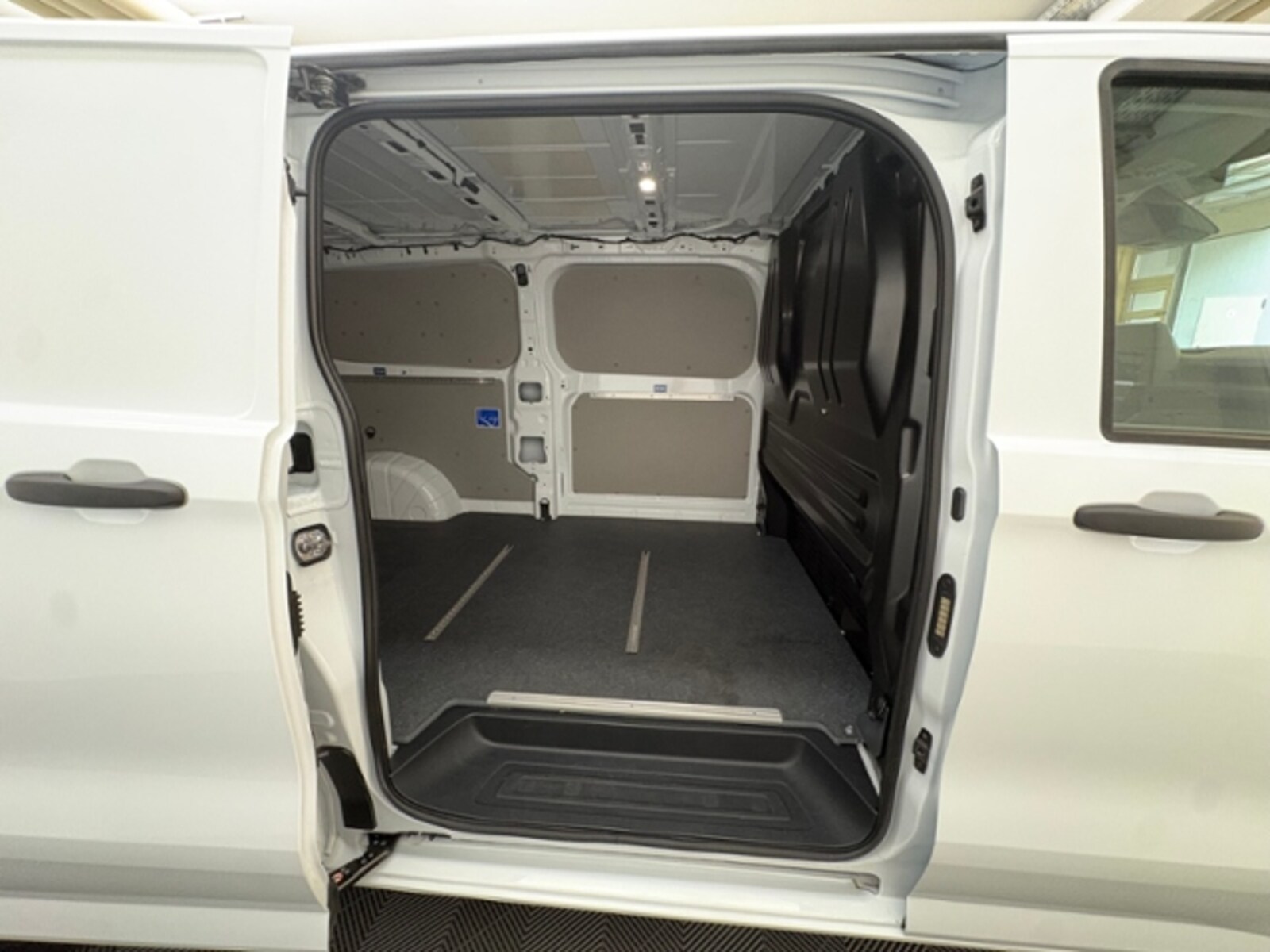 Volkswagen Transporter Kasten langer Radstand – Bild 9