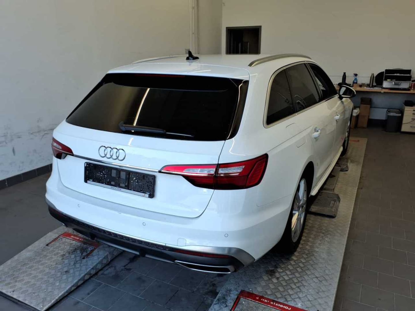Bild über Audi A4 Avant S line 40 TFSI S tronic - für weitere Informationen kontaktieren Sie den Audi Partner