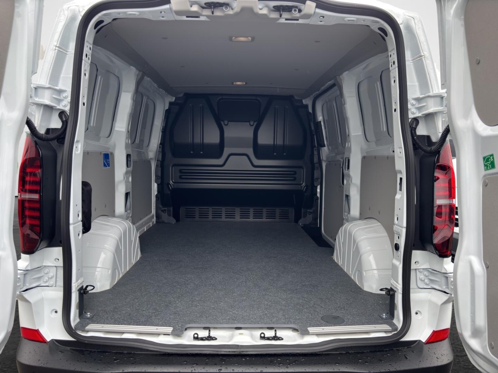 Volkswagen Transporter Kasten kurzer Radstand – Bild 12