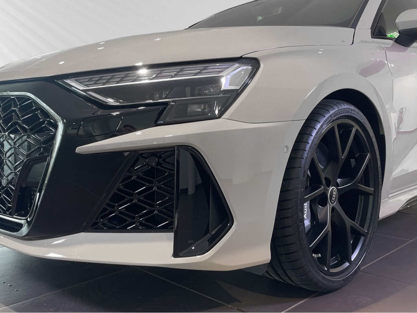 Bild über Audi RS 3 Limousine TFSI quattro 294 kW S tronic - für weitere Informationen kontaktieren Sie den Audi Partner