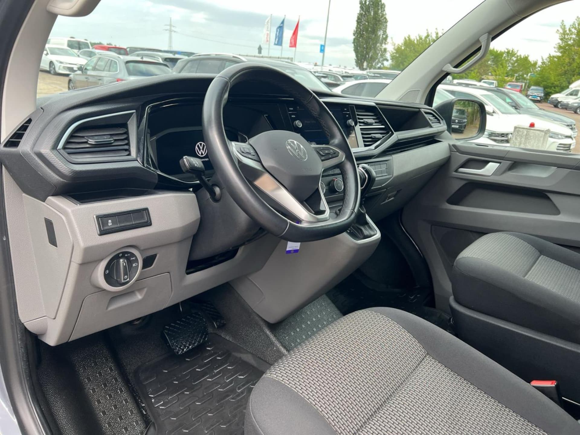 Volkswagen T6.1 Transporter Kombi langer Radstand