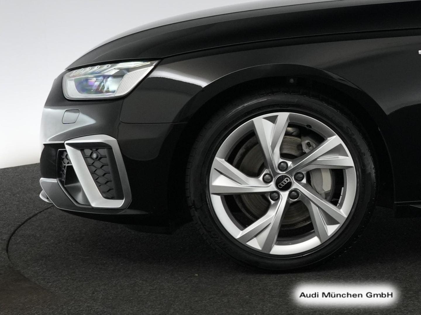 Bild über Audi A4 Avant S line 40 TFSI quattro S tronic - für weitere Informationen kontaktieren Sie den Audi Partner