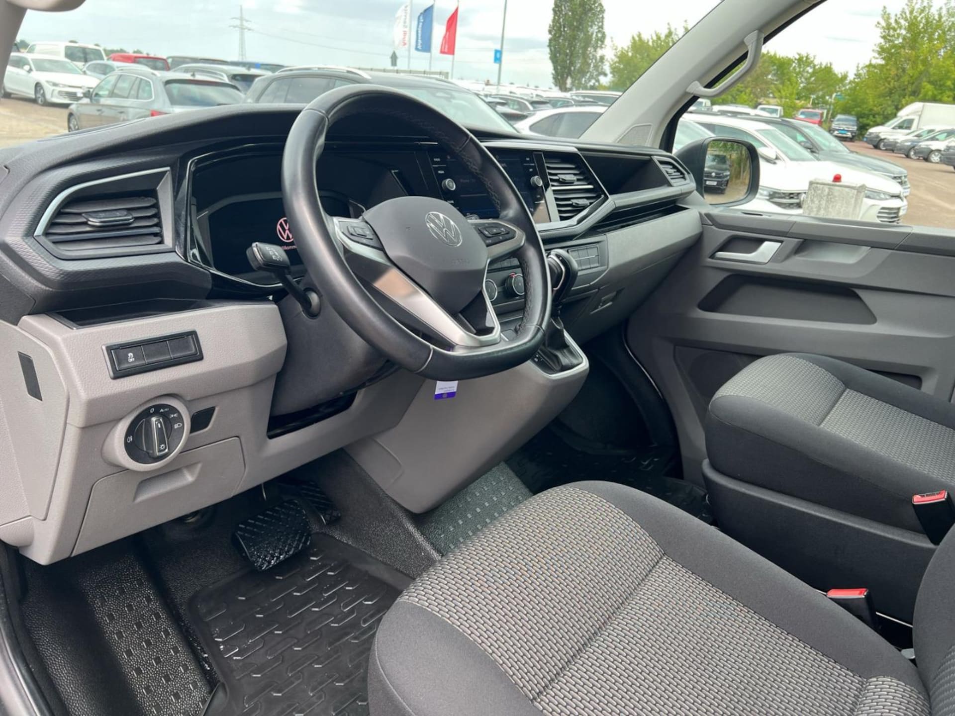 Volkswagen T6.1 Transporter Kombi langer Radstand