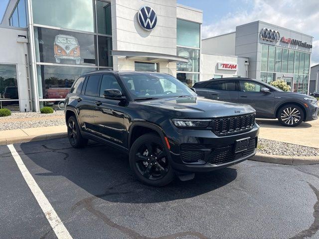 Photo of 2023 Jeep Grand Cherokee 