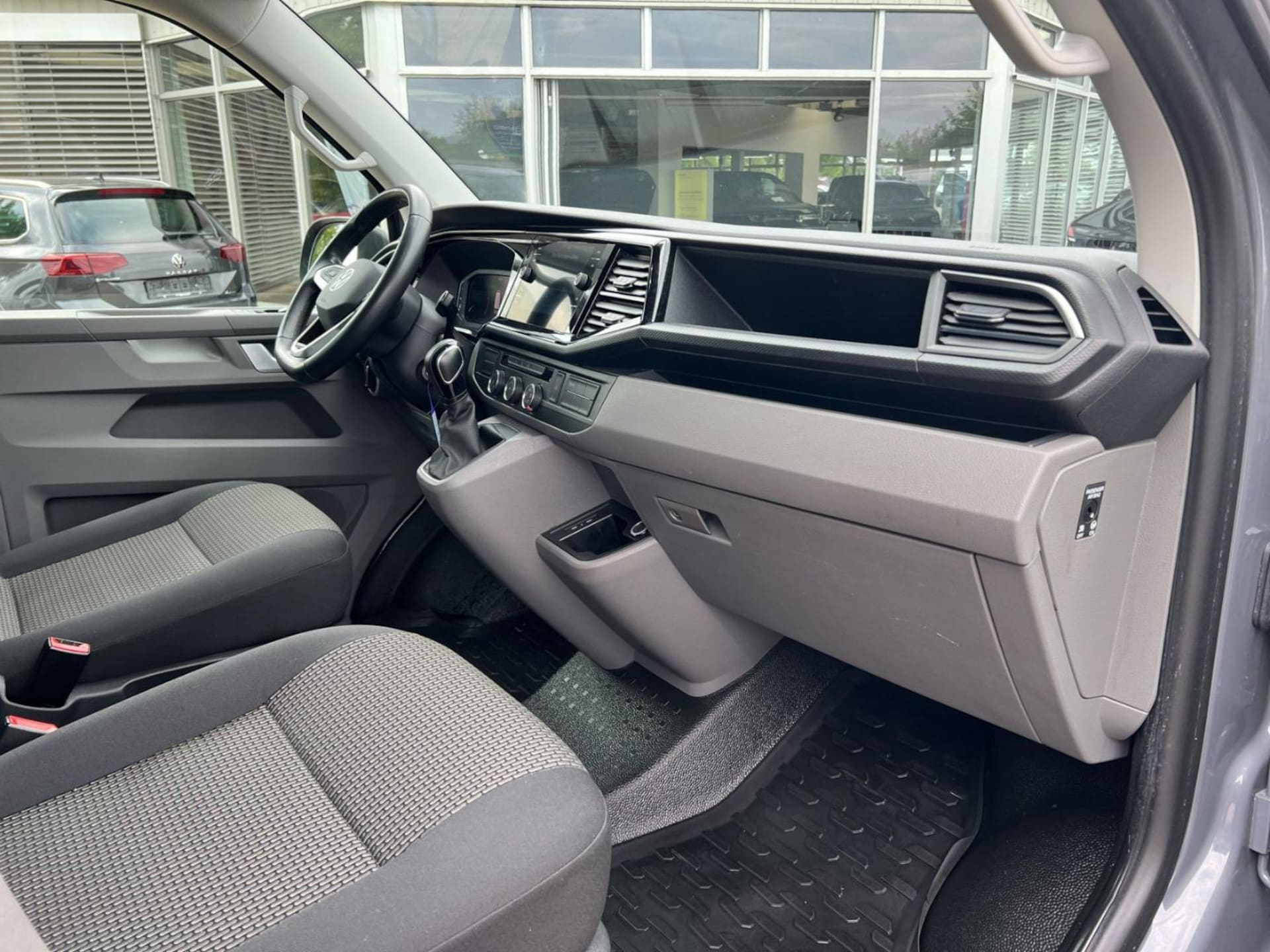 Volkswagen T6.1 Transporter Kombi langer Radstand