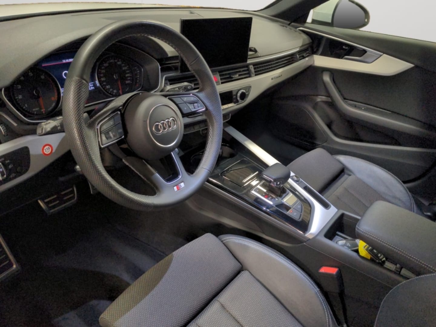 Bild über Audi A4 Avant S line 40 TFSI quattro S tronic - für weitere Informationen kontaktieren Sie den Audi Partner