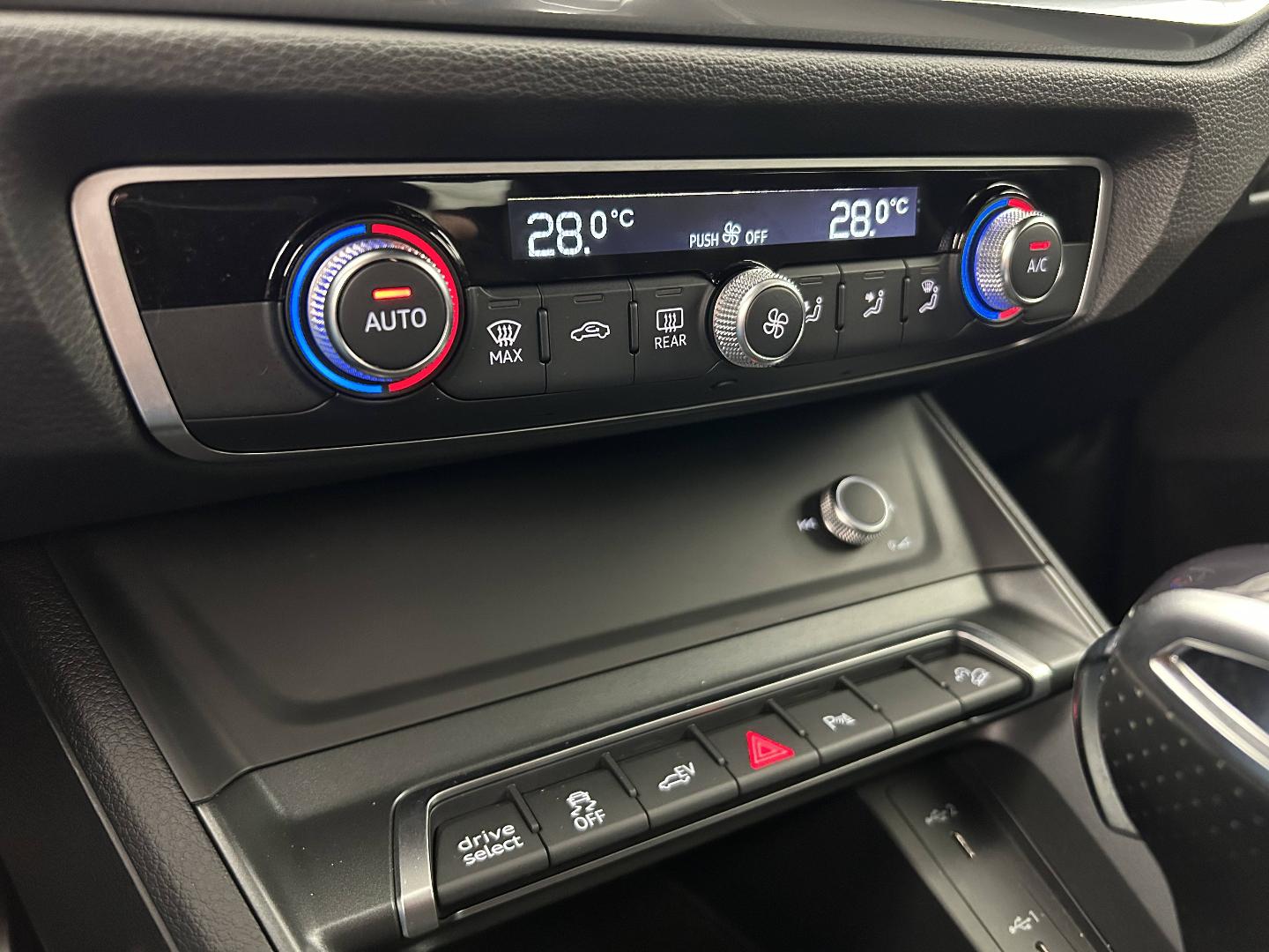 Image about Audi Q3 TFSI e S line 45 TFSI e 180 kW (245 ch) S tronic