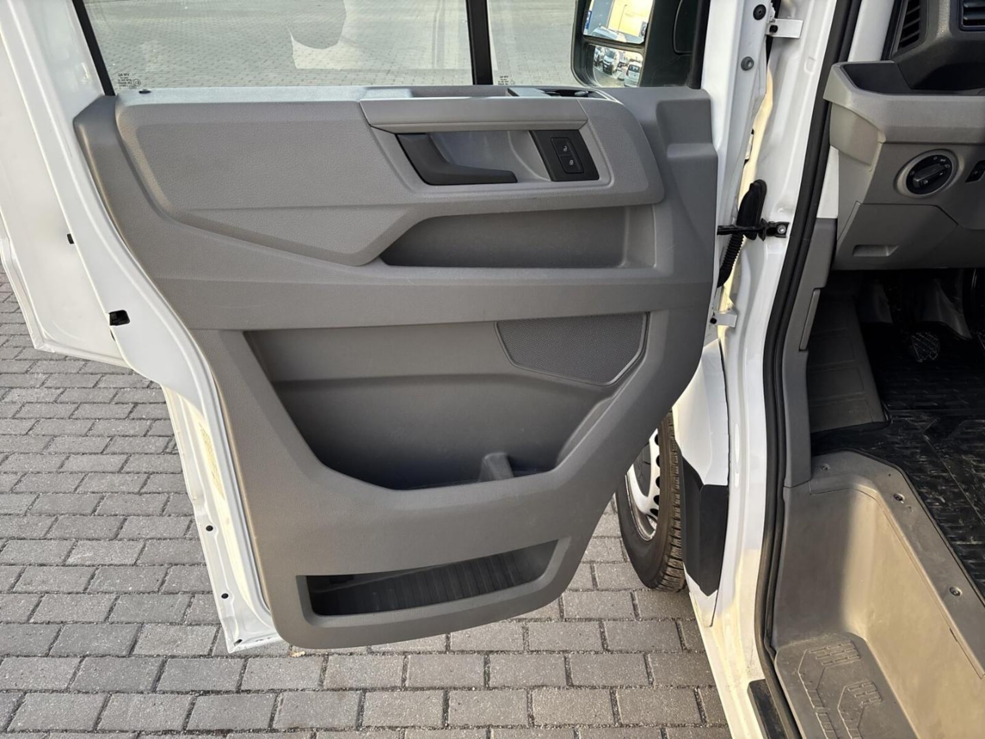 Volkswagen Crafter Furgon średni rozstaw osi