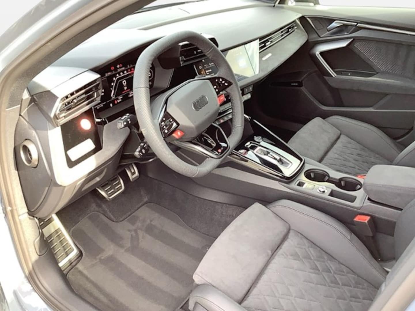 Bild über Audi RS 3 Sportback TFSI quattro 294 kW S tronic - für weitere Informationen kontaktieren Sie den Audi Partner