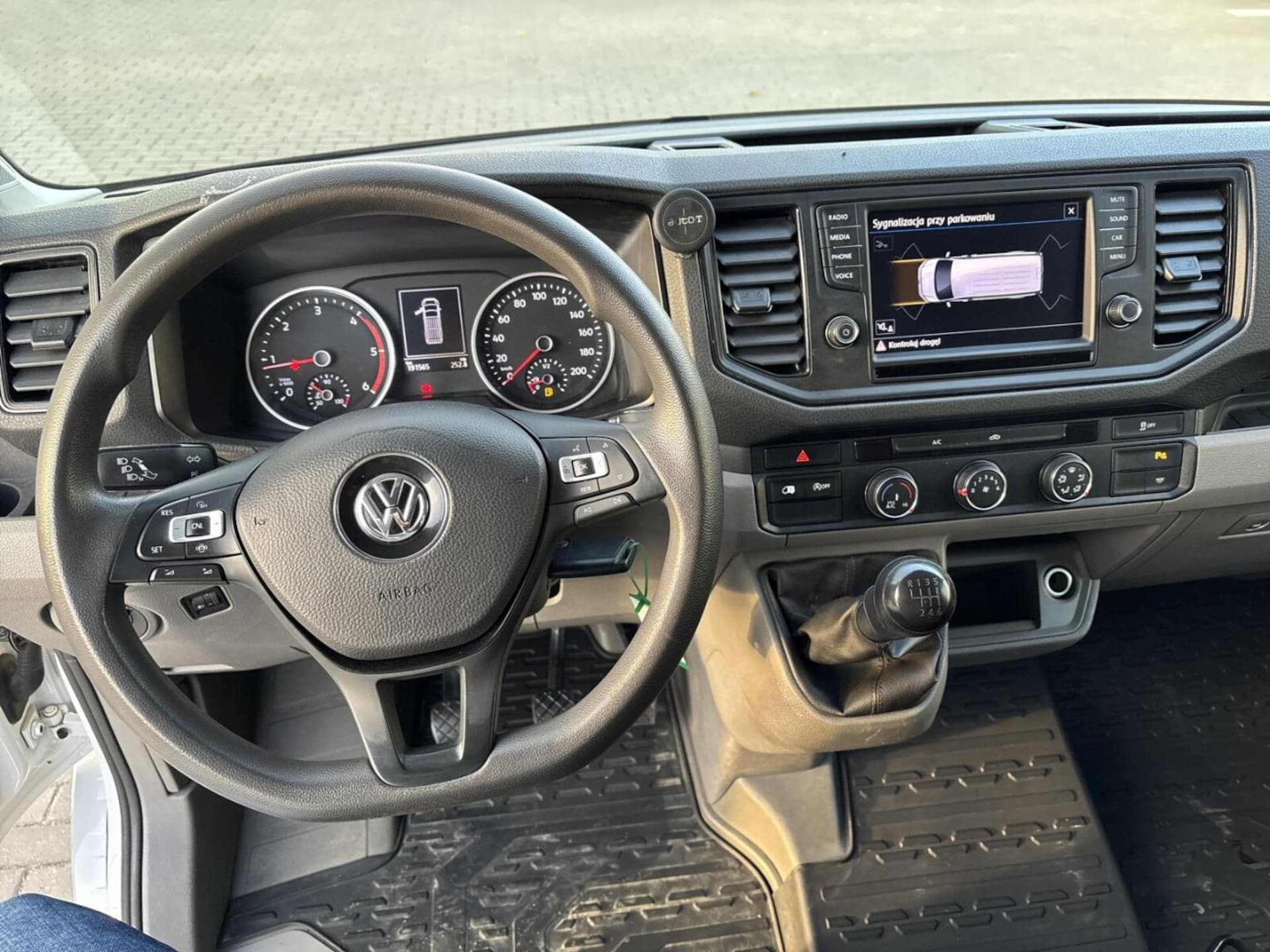 Volkswagen Crafter Furgon średni rozstaw osi