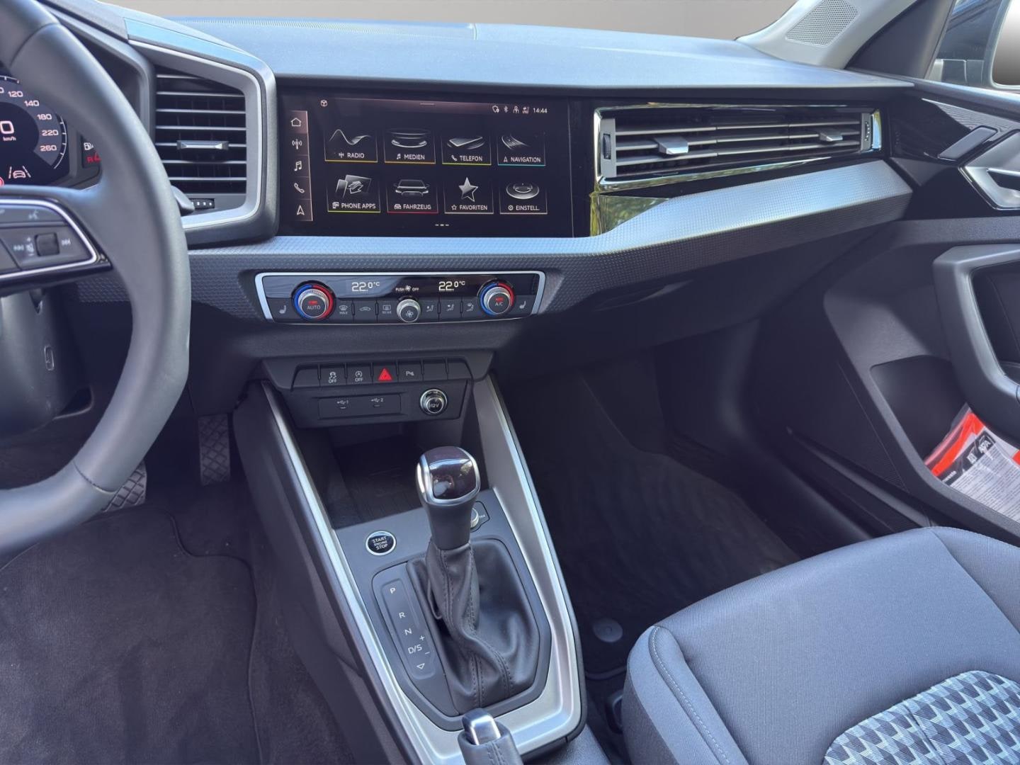 Bild über Audi A1 Sportback S line 30 TFSI S tronic - für weitere Informationen kontaktieren Sie den Audi Partner
