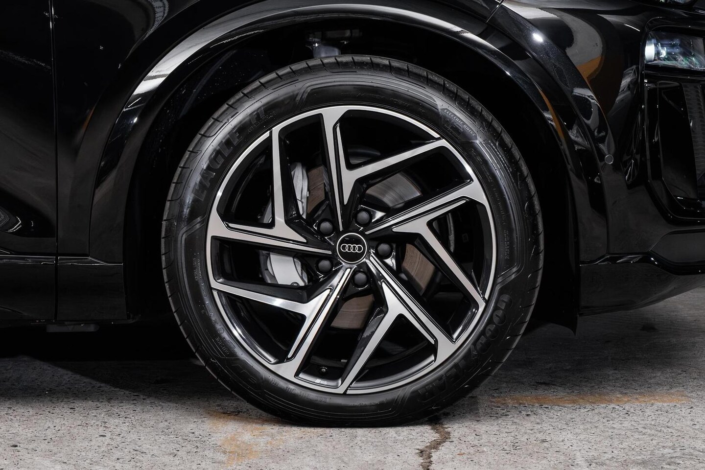 Image about Audi Q6 SUV e-tron e-tron quattro