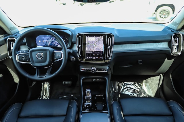 2025 Volvo XC40 Plus - Photo 13