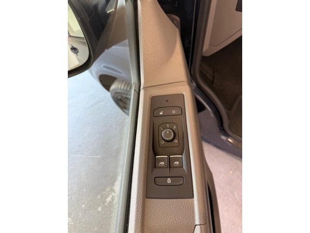 Volkswagen T6.1 Caravelle larger