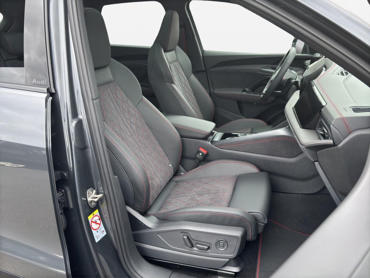 Bild über Audi SQ5 SUV edition one mit Akzenten mythosschwarz TFSI 270 kW S tronic - für weitere Informationen kontaktieren Sie den Audi Partner