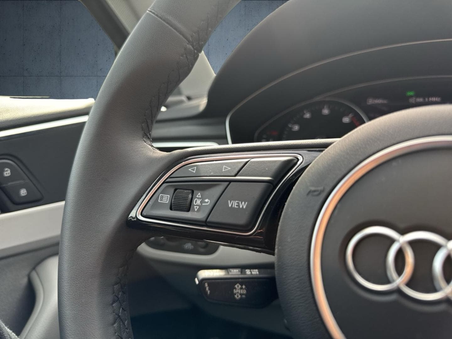 Bild über Audi A4 Avant S line 40 TFSI quattro S tronic - für weitere Informationen kontaktieren Sie den Audi Partner
