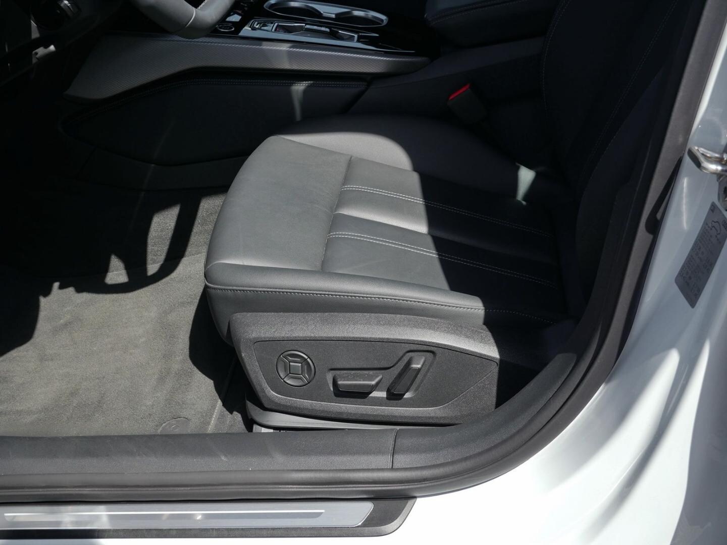 Bild über Audi A6 Avant TDI 150 kW S tronic - für weitere Informationen kontaktieren Sie den Audi Partner