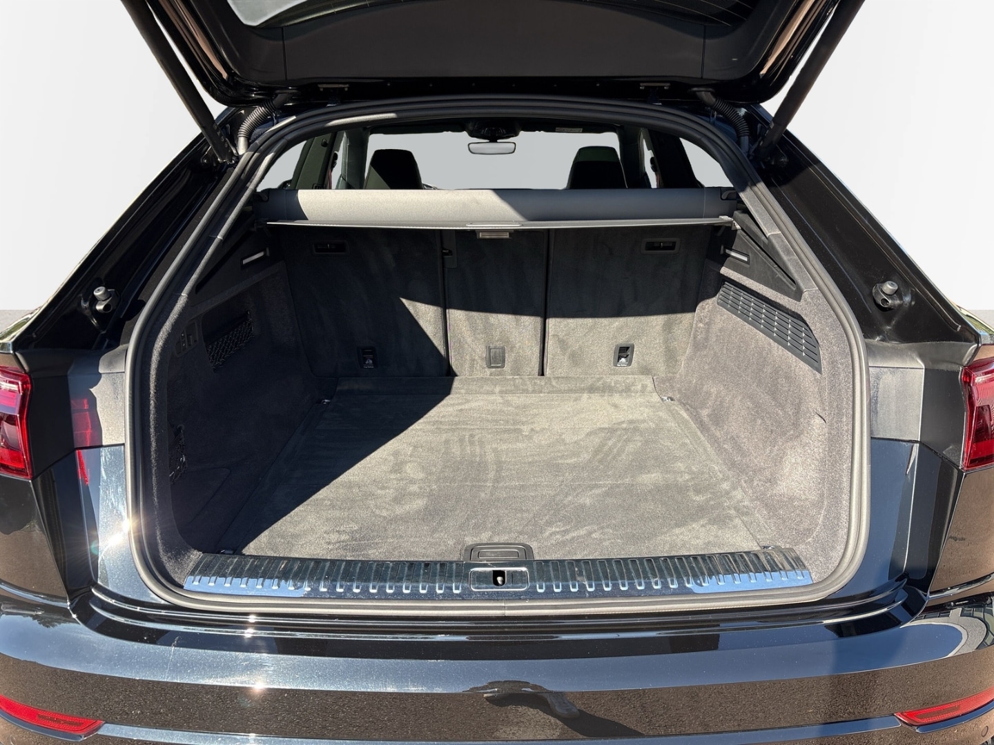 Bild über Audi SQ8 SUV TFSI quattro tiptronic - für weitere Informationen kontaktieren Sie den Audi Partner