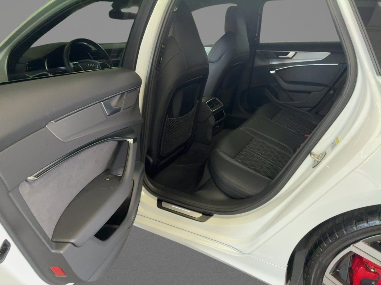 Bild über Audi S6 Avant S6 Avant TDI 253(344) kW(PS) tiptronic - für weitere Informationen kontaktieren Sie den Audi Partner