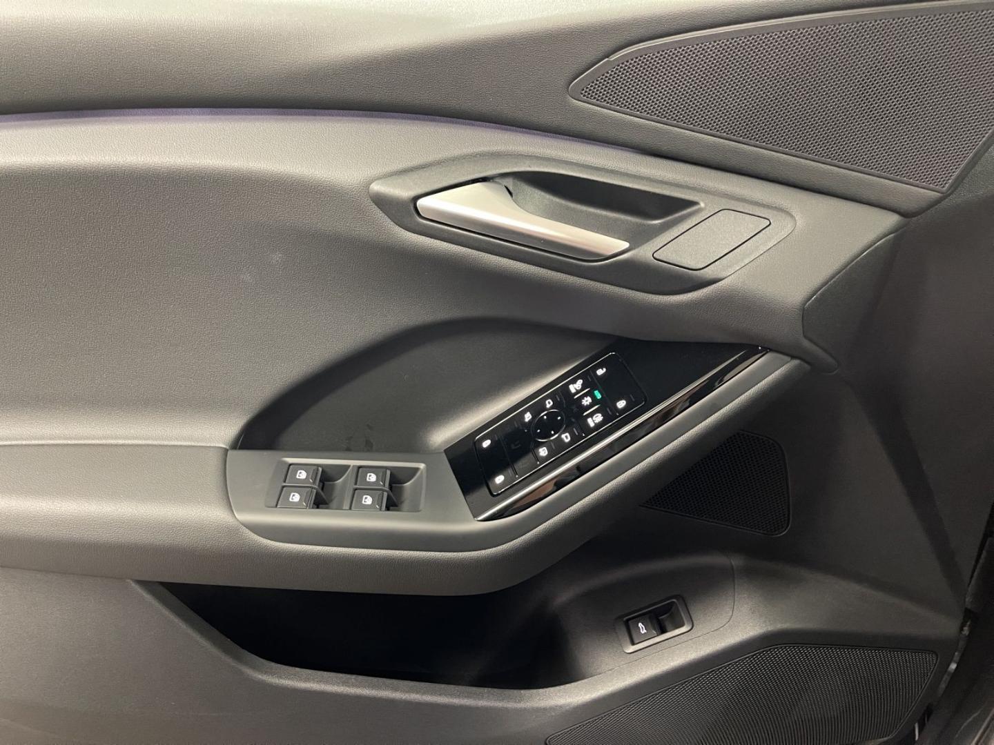 Image about Audi Q6 SUV e-tron e-tron quattro