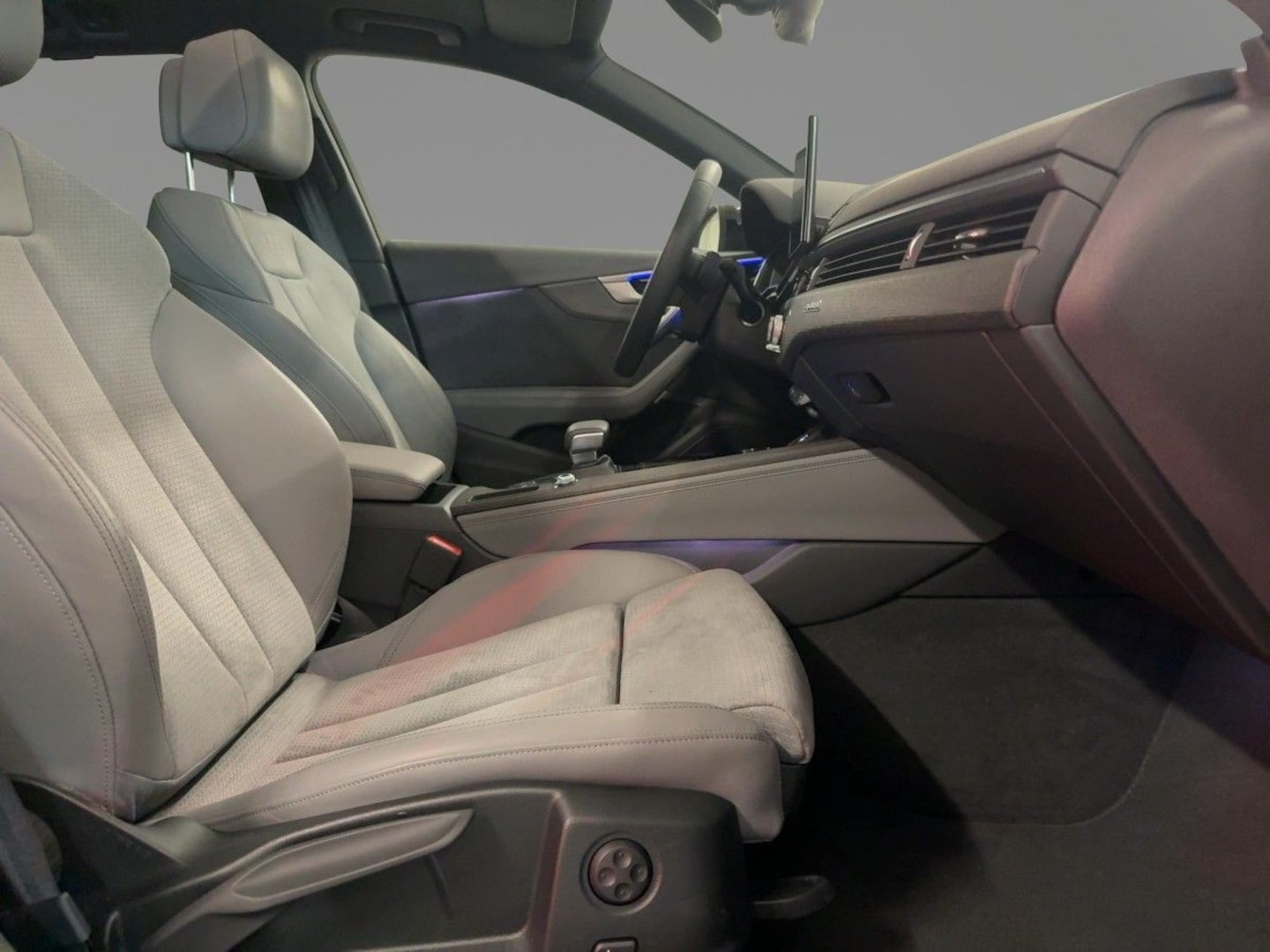 Bild über Audi A4 Avant S line 45 TFSI quattro S tronic - für weitere Informationen kontaktieren Sie den Audi Partner